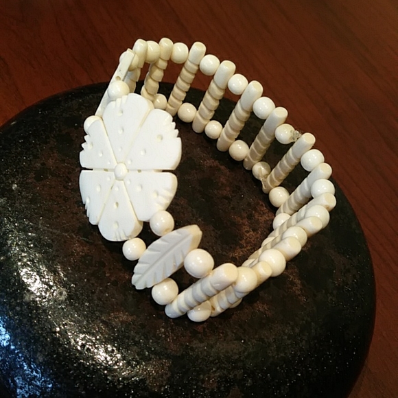 Vintage faux carved ivory bracelet - Picture 2 of 5